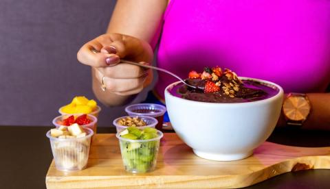 Higienização e choque térmico dos frutos são as etapas que a vigilância sanitária considera indispensáveis antes de bater o açaí