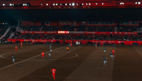 Torcida acompanha jogo em estádio de futebol