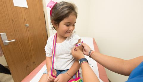 Campanha de vacinação infantil em unidade de saúde