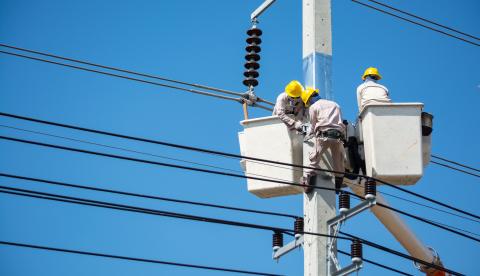 Equipes realizam serviço de modernização na rede elétrica