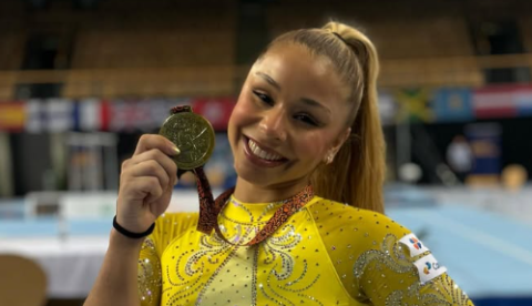 Ginasta Flávia Saraiva durante apresentação nas barras assimétricas