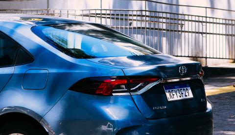 Disputa entre BYD e Toyota no mercado de sedãs híbridos ganhou capítulo nas redes sociais