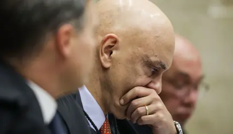 Ministros André Mendonça e Alexandre de Moraes lado a lado em sessão do STF