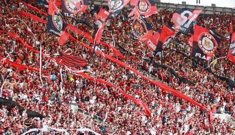 Torcida em estádio de futebol