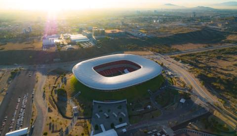 Estádio de futebol durante partida da Liga MX