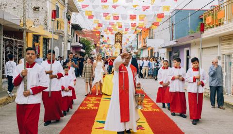 Procissão católica em celebração de padroeira