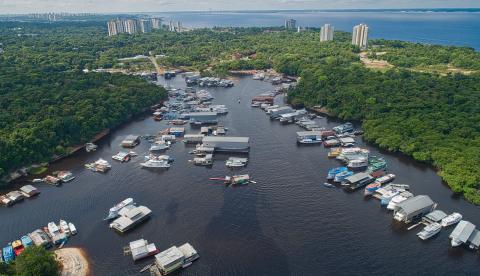 Parintins, no Amazonas, é uma cidade ribeirinha conhecida pelo Festival Folclórico de boi-bumbá