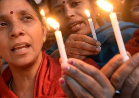  Adolescente indiana sofre dois estupros coletivos e é queimada viva