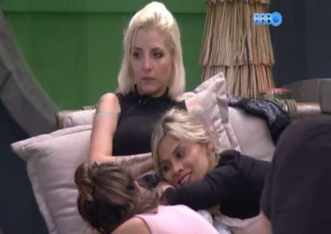 Clara convida Vanessa para o "edredom"