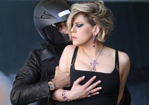  Bárbara Paz realiza sessão sexy com motoqueiro