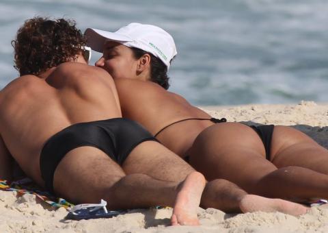 Débora Nascimento e José Loreto namoram na praia