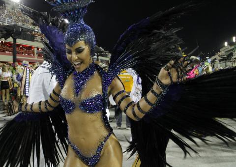  Sabrina Sato volta a brilhar na Sapucaí com a Vila Isabel