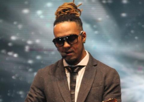 Com novo visual, Belo faz show de lançamento de álbum