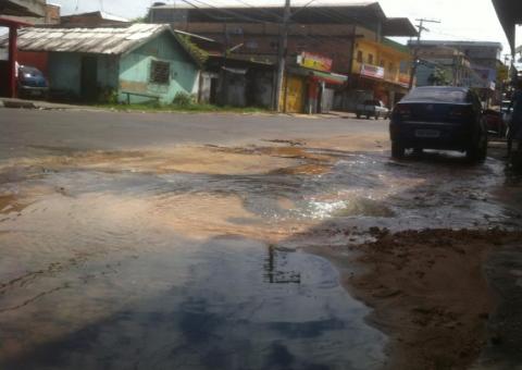 Compensa tem mais um vazamento de água em via pública