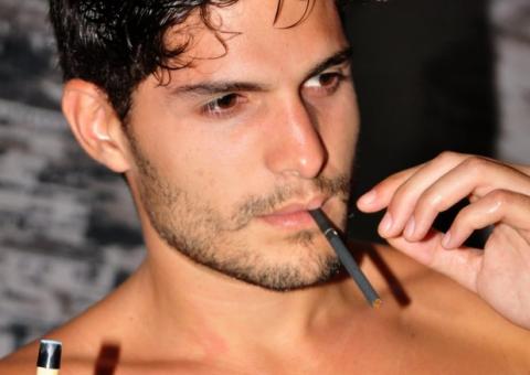 Ex-BBB André tem ensaio sem camisa divulgado