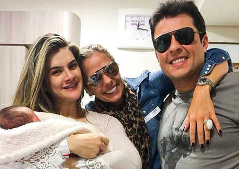 Adriane Galisteu visita Mirella Santos na maternidade