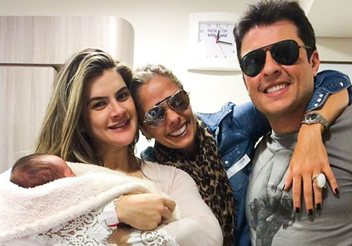 Adriane Galisteu visita Mirella Santos na maternidade