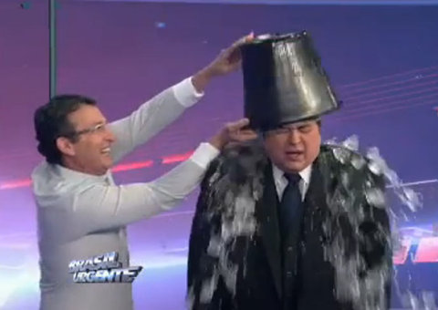 Neto dá banho de gelo em Datena ao vivo