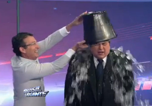 Neto dá banho de gelo em Datena ao vivo