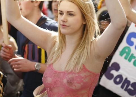 Marcha das Vadias reúne cerca de 1,5 mil em Brasília