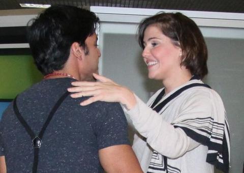 Apaixonada, Deborah Secco se despede de namorado no aeroporto