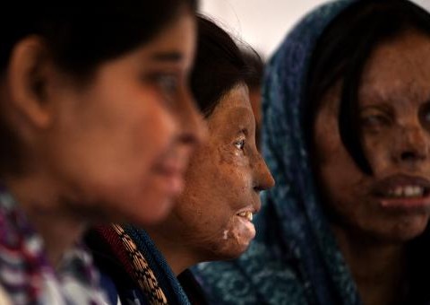 Vídeo mostra ataque de ácido contra indiana em mercado lotado