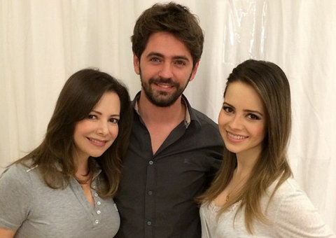 Sandy aparece pela primeira vez após dar à luz a Theo