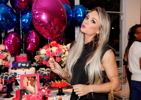 Juju Salimeni troca carinhos com noivo em festa surpresa