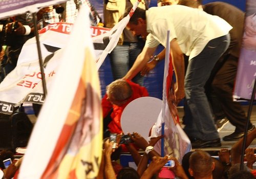 'Eles devem se preparar porque eu vou estar vivo em 2018', diz Lula após cair de Palanque