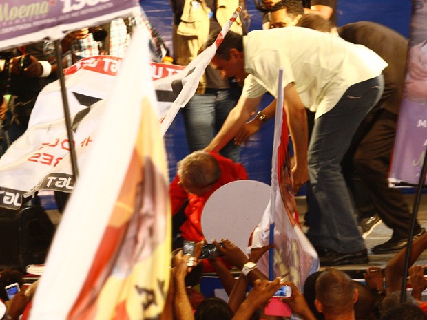 'Eles devem se preparar porque eu vou estar vivo em 2018', diz Lula após cair de Palanque