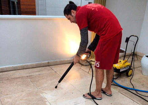 Latino posta foto lavando chão e é criticado por seguidores