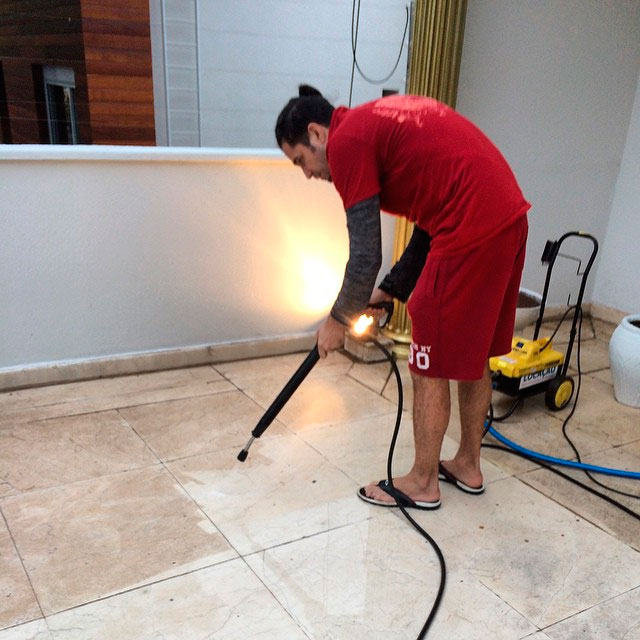 Latino posta foto lavando chão e é criticado por seguidores