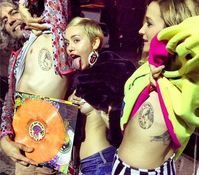 Miley Cyrus quase paga peitinho ao posar com amigos