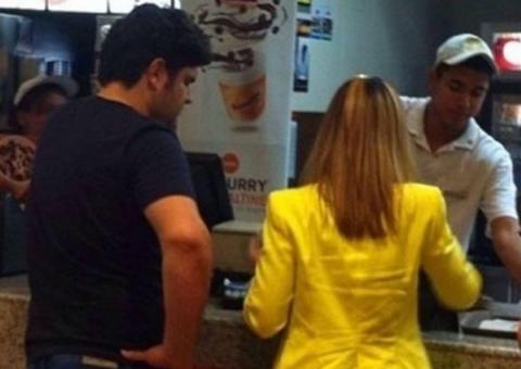   Depois de perder 23 kg no 'Medida Certa', César Menotti é flagrado em lanchonete fast food