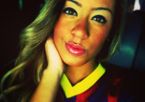 Irmã de Neymar posa com camisa do Barcelona