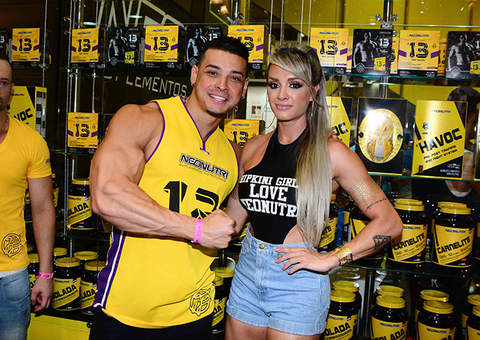 Juju Salimeni e noivo exibem corpos sarados em feira fitness