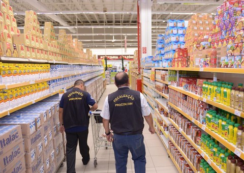 Operação Natal Legal, do Procon-AM, flagra desrespeito ao Código de Defesa do Consumidor em 182 estabelecimentos