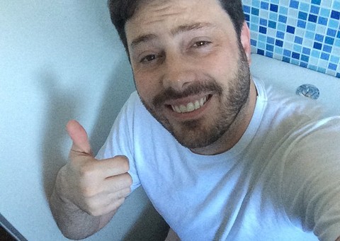 Danilo Gentili faz selfie no vaso sanitário e diverte fãs
