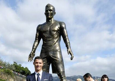 Estátua de Cristiano Ronaldo chama atenção com atributo a mais