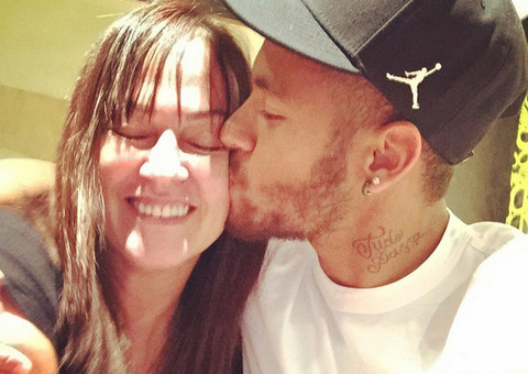 Neymar posta foto rara com a mãe para homenageá-la em dia do aniversário