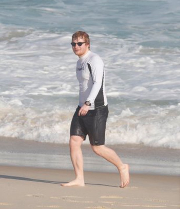 25_05_2017_o_cantor_ed_sheeran_curte_a_praia_de_grumari_no_recreio_dos_bandeirantes_no_rio_de_janeiroexclusivo_m-15.jpg