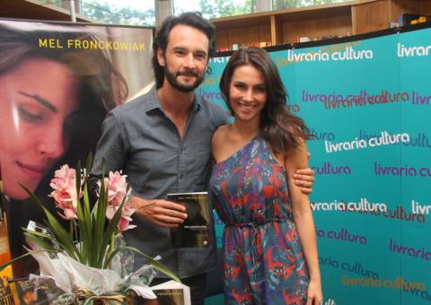 Rodrigo Santoro ajuda a namorada, Mel Fronckowiak, em lançamento de livro no Rio de Janeiro