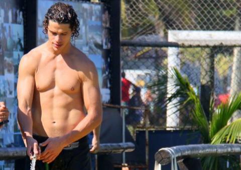 José Loreto mostra corpão enquanto pratica Stand Up Paddle