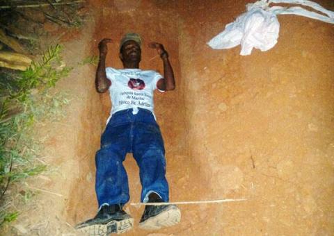 Homem é enterrado vivo pela esposa e sobrevive 15 horas embaixo da terra. Ao escapar, foi preso