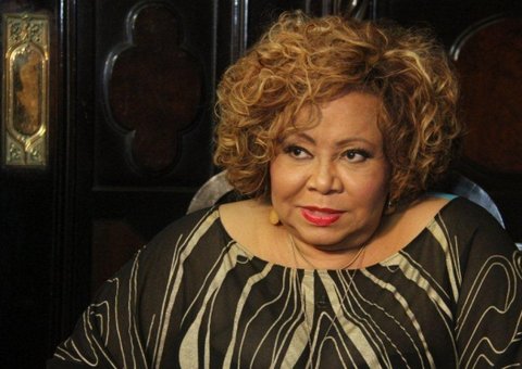 Alcione passa mal em avião e cancela show