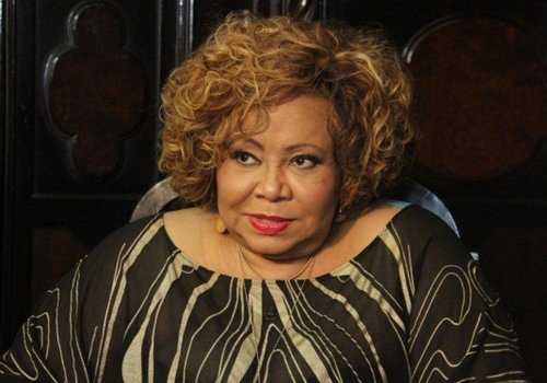 Alcione passa mal em avião e cancela show