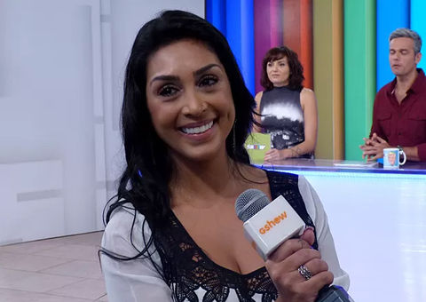 Ex-BBB Amanda dá beijão em ator primo de William Bonner. Veja: