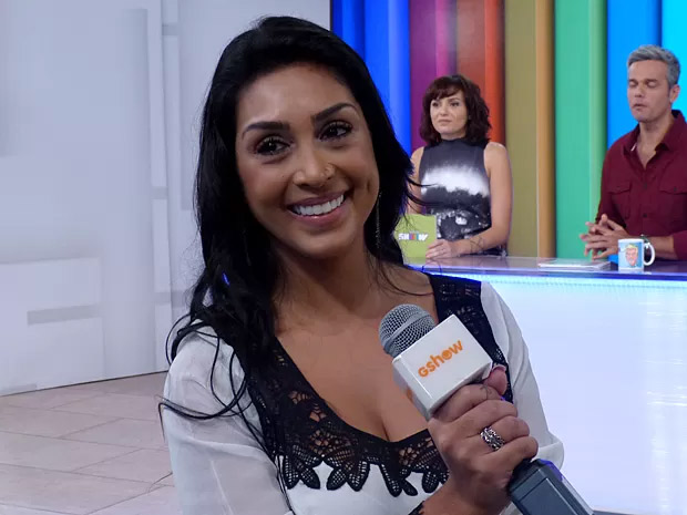 Ex-BBB Amanda dá beijão em ator primo de William Bonner. Veja: