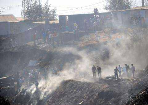 Bombeiros chilenos combatem incêndio que já matou 15 em Valparaíso