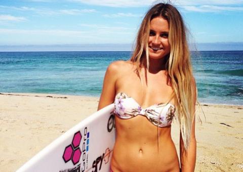 Surfista profissional havaiana mostra fotos do corpo sarado de biquíni